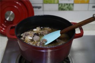 然后加入土豆，胡萝卜块，再加入适量的细盐。