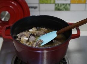 然后加入土豆，胡萝卜块，再加入适量的细盐。