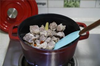 朋友们问珐琅锅的不粘性如何，其实平时用油养，烹饪的时候预热好之后再用，锅就不会粘。