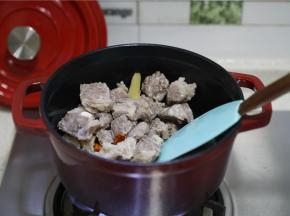 朋友们问珐琅锅的不粘性如何，其实平时用油养，烹饪的时候预热好之后再用，锅就不会粘。