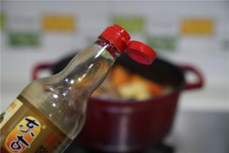 再淋适量的生抽，拌至食材挂味之后，再上盖焖15-20分钟左右就可以。