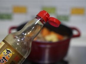 再淋适量的生抽，拌至食材挂味之后，再上盖焖15-20分钟左右就可以。