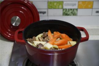 然后加入土豆，胡萝卜块，再加入适量的细盐。