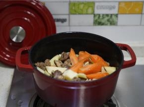 然后加入土豆，胡萝卜块，再加入适量的细盐。