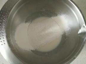 牛奶和玉米油到入打蛋盆里，用手动打蛋器搅拌均匀，颜色发白看不到油花，筛入低粉。