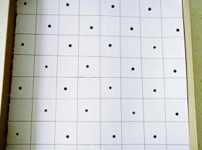 准备一张干净的素描纸（或油纸）在上面画出格子，在画好格子的纸张上铺一张烘焙油布。