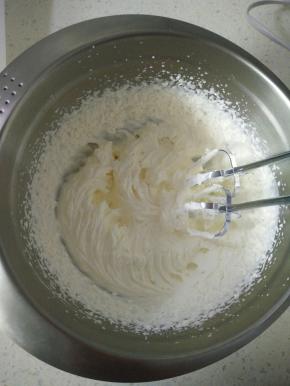 淡奶油加细砂糖打发。