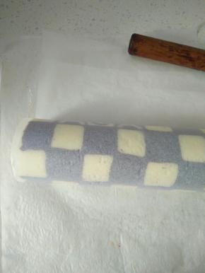 用擀面杖辅助卷起蛋糕卷，放入冰箱冷藏定型。