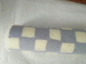 用擀面杖辅助卷起蛋糕卷，放入冰箱冷藏定型。