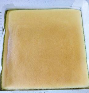 烤好取出震出热气，移到晾网上。