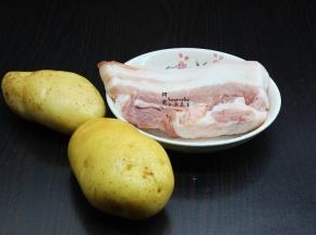 准备食材：土豆2个、五花肉300克、大葱、油、盐、生抽、生姜、料酒、八角、高汤。