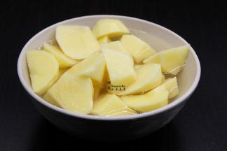 土豆挑选椭圆形的，外皮光滑无破损的土豆。去皮，洗净，切块，用清水浸泡。