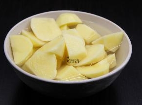 土豆挑选椭圆形的，外皮光滑无破损的土豆。去皮，洗净，切块，用清水浸泡。