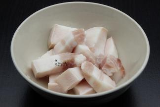 五花肉洗净，切小方块。我选择的五花肉肉是土猪肉，肥肉比较多，但肉质紧实，很香