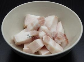 五花肉洗净，切小方块。我选择的五花肉肉是土猪肉，肥肉比较多，但肉质紧实，很香