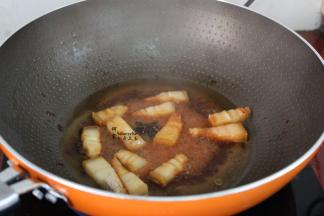 放八角、料酒、生抽、生姜、高汤倒入锅里大火煮，改为中炖12分钟左右，五花肉软香，但是还不烂。