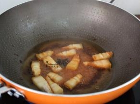 放八角、料酒、生抽、生姜、高汤倒入锅里大火煮，改为中炖12分钟左右，五花肉软香，但是还不烂。