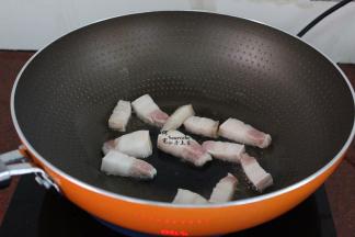 热锅，倒入少许油，均匀把五花肉放入锅里，中小火煎出油脂来，微黄，能看见五花肉噗嗤噗嗤的响，香味飘出。