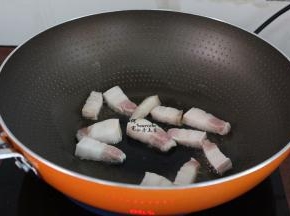 热锅，倒入少许油，均匀把五花肉放入锅里，中小火煎出油脂来，微黄，能看见五花肉噗嗤噗嗤的响，香味飘出。