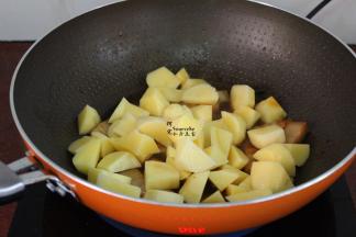 切好的土豆，倒入锅里，翻炒均匀，盖上盖子继续炖10分钟，中间翻转几次，让土豆完成有汤汁入味。