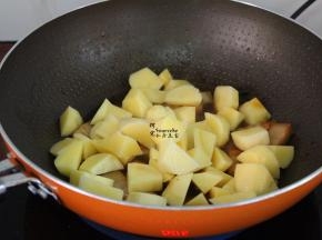 切好的土豆，倒入锅里，翻炒均匀，盖上盖子继续炖10分钟，中间翻转几次，让土豆完成有汤汁入味。