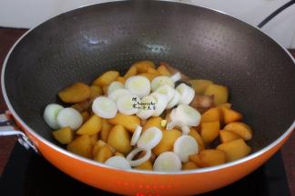 汤汁变少，土豆炖熟，软烂，酥香，颜色也变得非常诱人好吃。这个时候把切的大葱加入，增加甜香味。