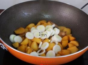 汤汁变少，土豆炖熟，软烂，酥香，颜色也变得非常诱人好吃。这个时候把切的大葱加入，增加甜香味。