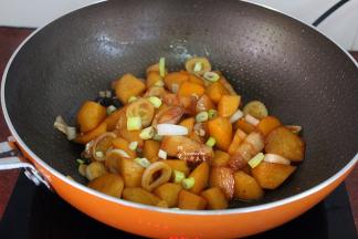 放盐炒均，改为大火收汁，这是的五花肉和土豆酥香烂了，很好吃。如果会吃辣椒，可以加点辣椒，更加开胃，好吃。我儿子不吃辣椒，所以没放。