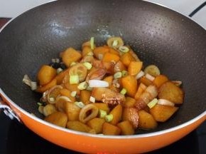 放盐炒均，改为大火收汁，这是的五花肉和土豆酥香烂了，很好吃。如果会吃辣椒，可以加点辣椒，更加开胃，好吃。我儿子不吃辣椒，所以没放。