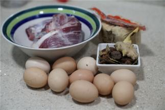 备好牛腱子，鸡蛋，豆干，卤料。