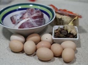 备好牛腱子，鸡蛋，豆干，卤料。