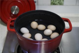 鸡蛋冷水下锅，煮开之后关火焖十分钟。