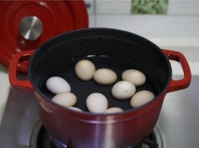 鸡蛋冷水下锅，煮开之后关火焖十分钟。