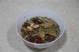 卤料也提前泡洗一下再用。