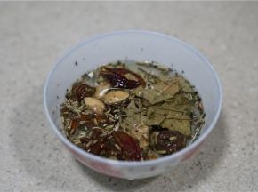 卤料也提前泡洗一下再用。