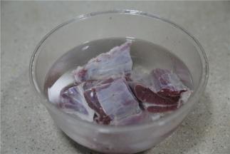 在煮鸡蛋之前就将牛腱子切好用清水泡洗。