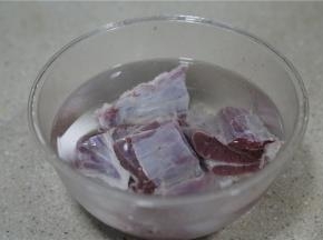 在煮鸡蛋之前就将牛腱子切好用清水泡洗。
