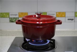 然后再加入生抽，老抽，料酒 ，白糖调出自己想要风味，然后上盖先中火煮开，再转小火焖卤2小时。