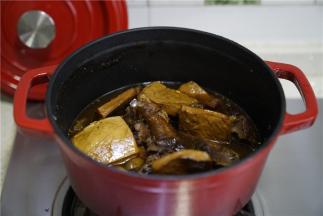 如图就是卤好的样子及成色，卤汤过滤出来重新加热，就成老卤汁啦。