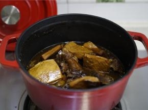 如图就是卤好的样子及成色，卤汤过滤出来重新加热，就成老卤汁啦。
