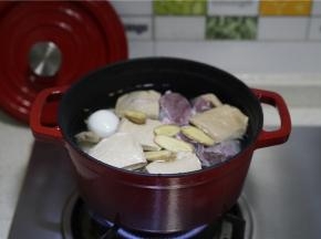 将煮好的鸡蛋剥壳，与泡洗好的牛腱子及豆干配在一起，然后加入清水及姜片。