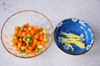 玉米粒、豌豆、胡萝卜洗净备用，姜切丝
