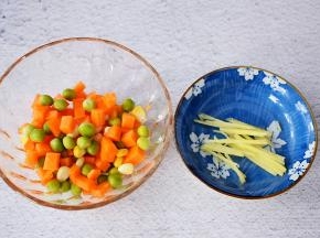 玉米粒、豌豆、胡萝卜洗净备用，姜切丝