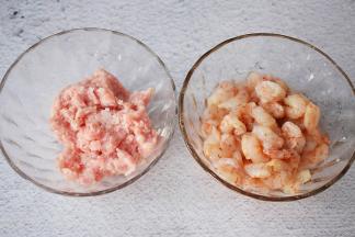 虾仁洗净用料酒和盐抓匀腌制30分钟，猪肉末加入盐搅打均匀腌制30分钟