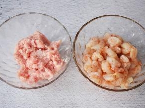 虾仁洗净用料酒和盐抓匀腌制30分钟，猪肉末加入盐搅打均匀腌制30分钟