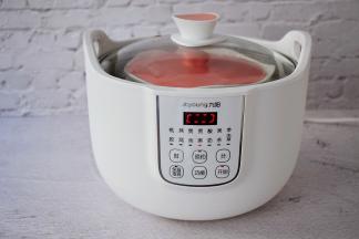 放入炖锅中，按三下功能键，选择煮粥功能，再按开始，然后坐等粥出锅