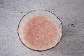 把猪肉末加入适量的纯净水搅散备用