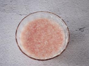 把猪肉末加入适量的纯净水搅散备用