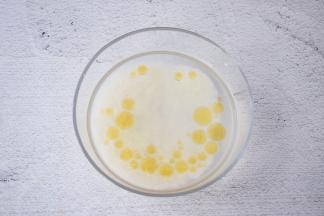 大米加入适量的清水，再加入1汤匙香油浸泡30分钟