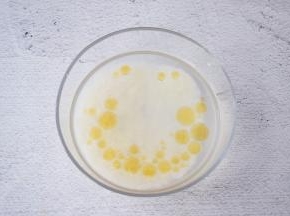 大米加入适量的清水，再加入1汤匙香油浸泡30分钟